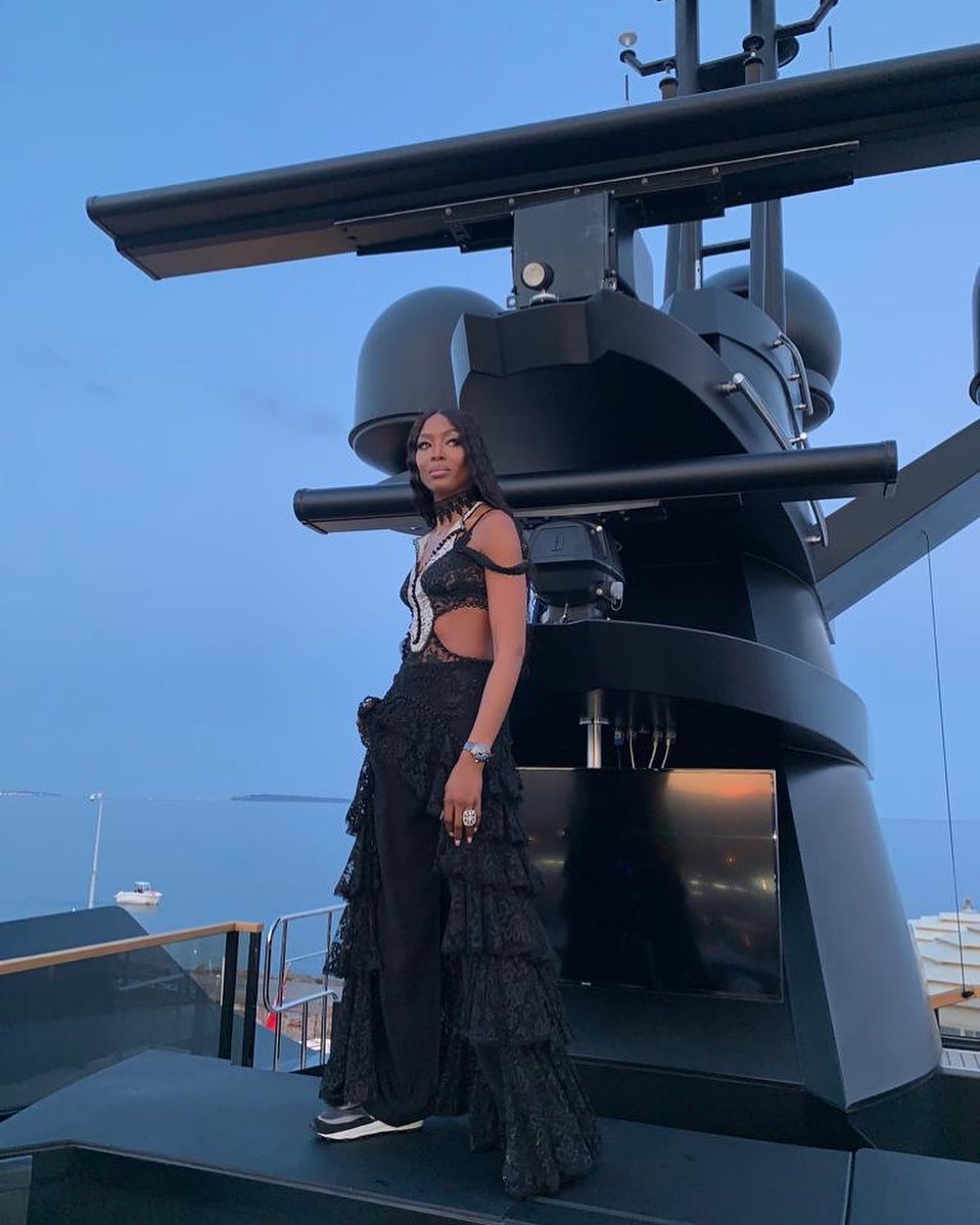 В кружеве и кроссовках: Наоми Кэмпбелл показала стильный наряд и роскошную фигуру