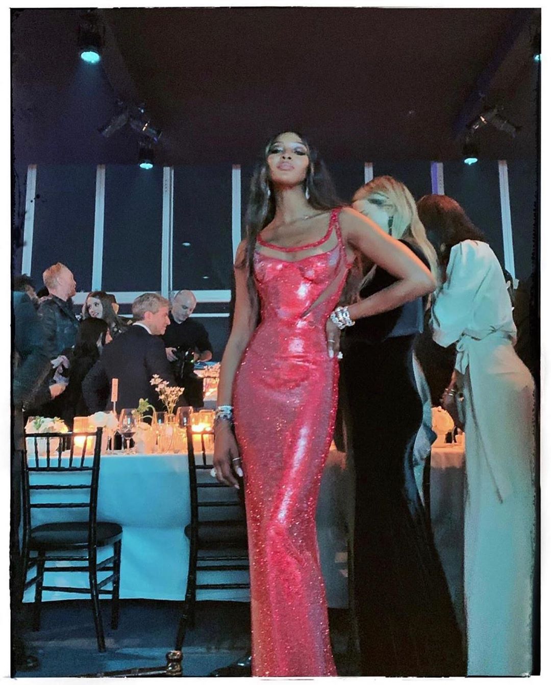 Шик і блиск: 49-річна Наомі Кемпбелл підкорила ідеальною фігурою в розкішній сукні