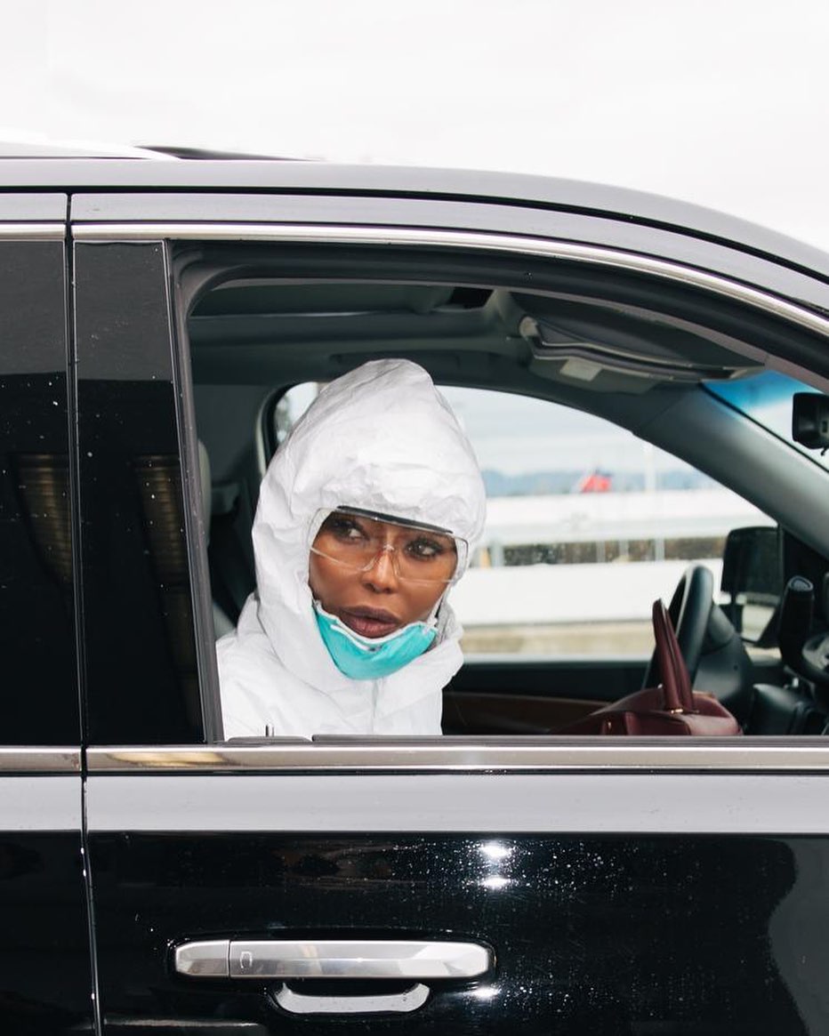 В защитном костюме, маске и перчатках: Наоми Кэмпбелл демонстрирует самый актуальный образ для перелетов