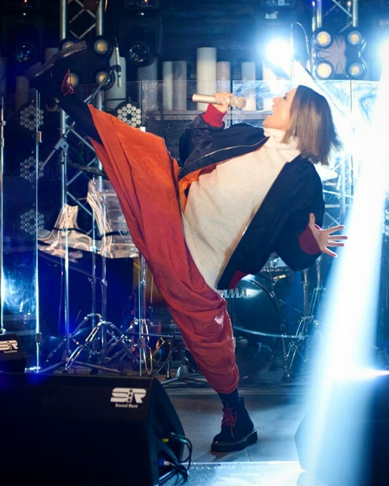 Теперь мы видели все: Могилевская поразила "боевым" трюком на сцене (фото)