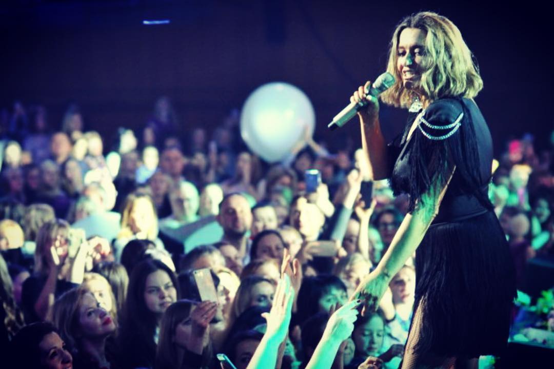 Королева и совершенство: Наталья Могилевская показала роскошную фигуру в мини-платье