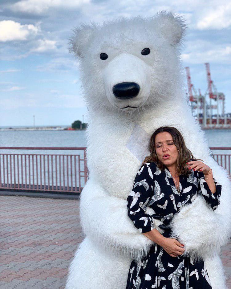 &quot;В обіймах кавалера&quot;: Наталія Могилевська розбурхала мережу фото з Одеси