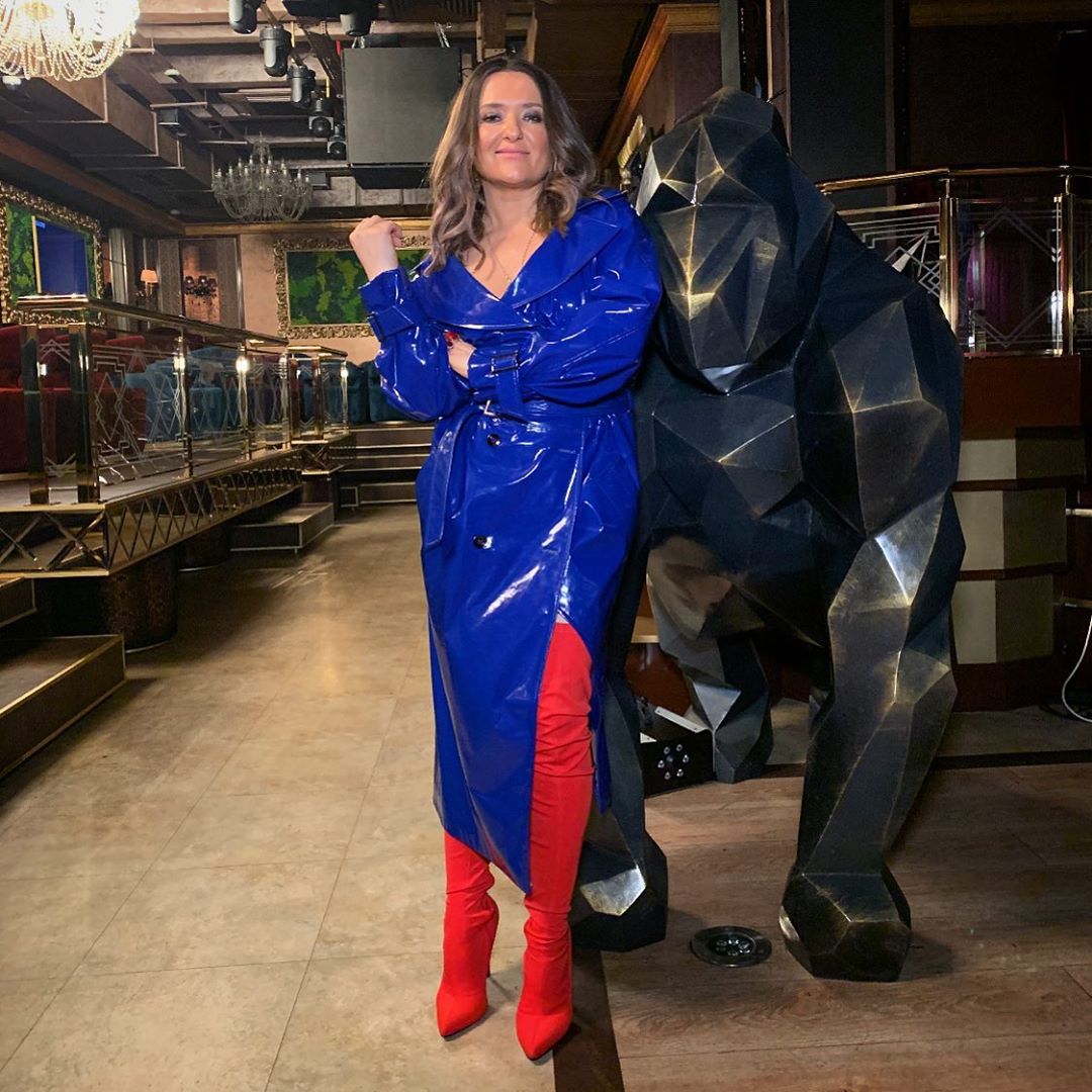 Ефектний вихід: Наталя Могилевська вразила сміливим образом в лаковому плащі і ботфортах