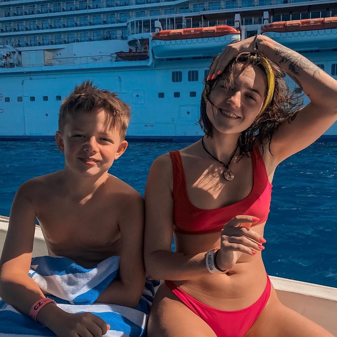 "Як подружки": екс-дружина Потапа з донькою захопили мережу фото в купальниках