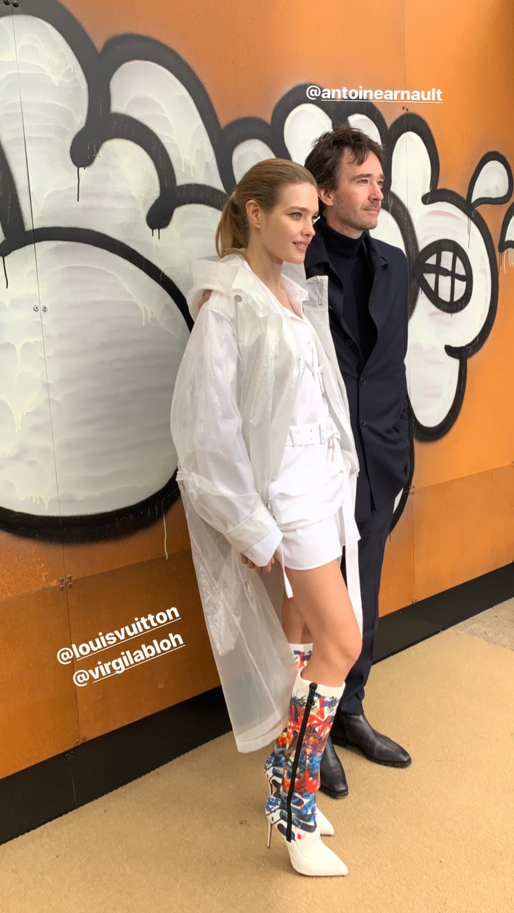 Образ дня: Наталья Водянова на &quot;лабутенах&quot; и в платье-рубашке Louis Vuitton