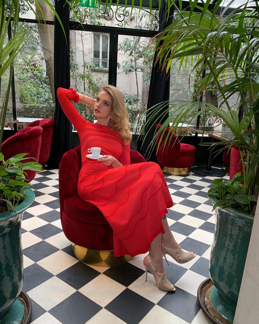 Немов школярка: Наталія Водянова демонструє фігуру в ефектному міні