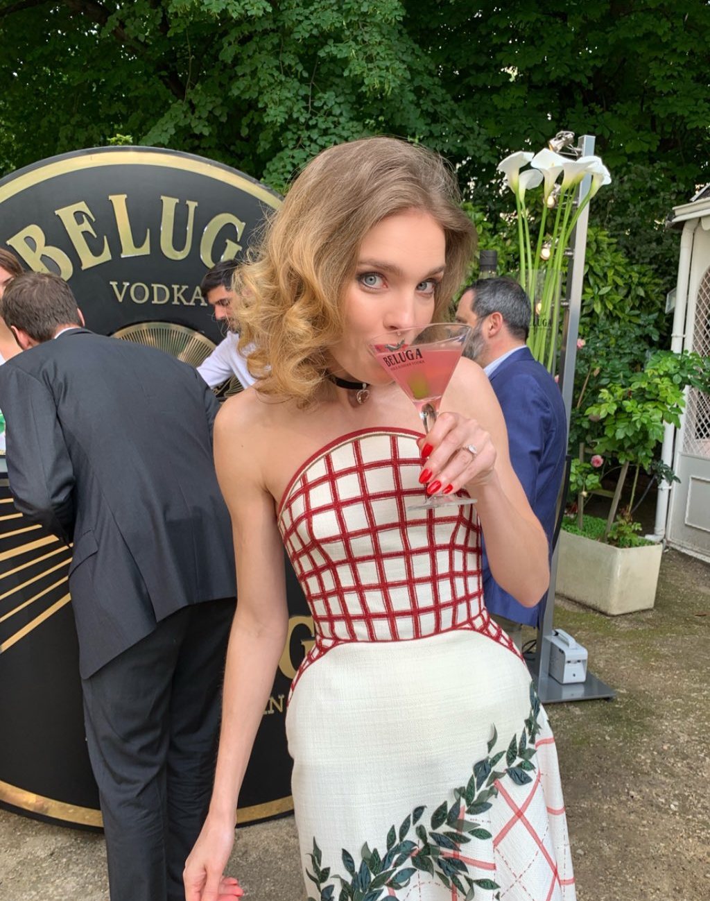 Квіткова фея: стильна Наталія Водянова захопила жіночним нарядом