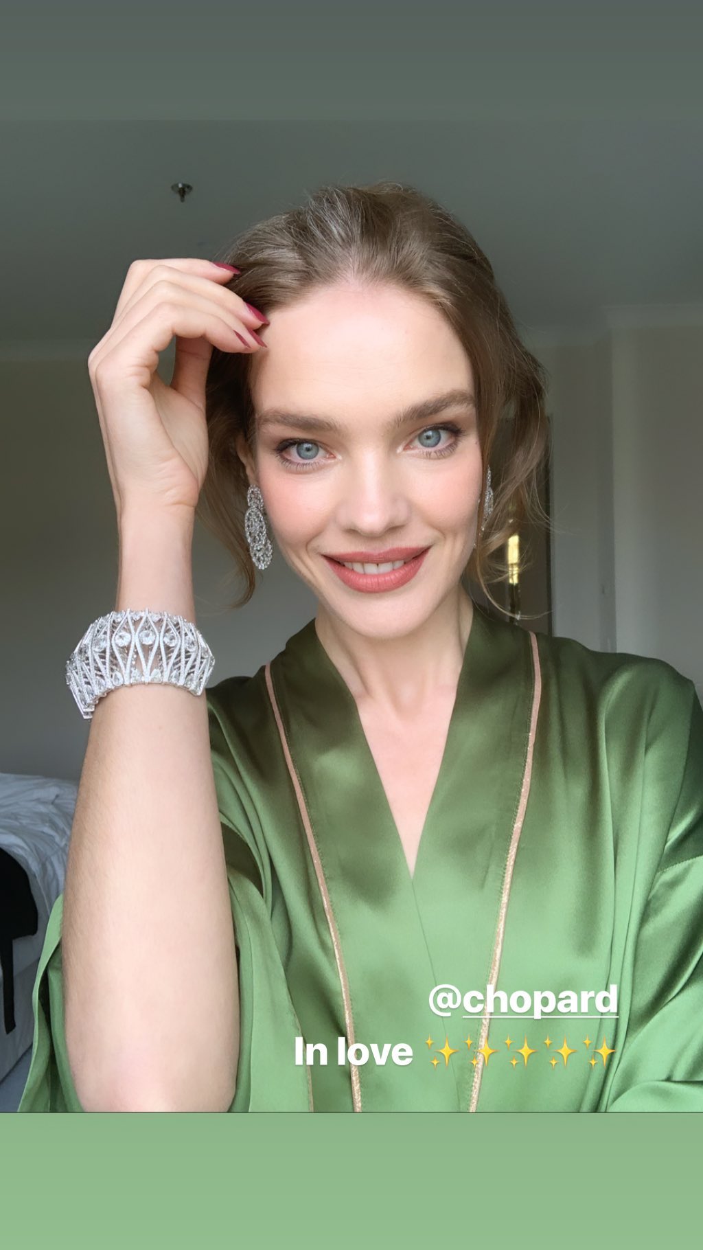 Неперевершена: Наталія Водянова підкорила Канни розкішним вбранням від Versace