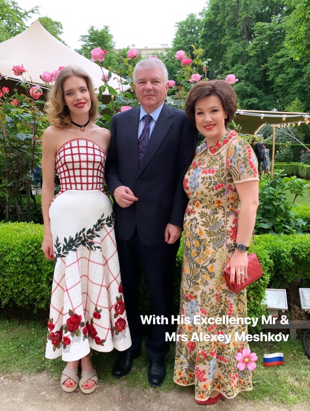 Квіткова фея: стильна Наталія Водянова захопила жіночним нарядом