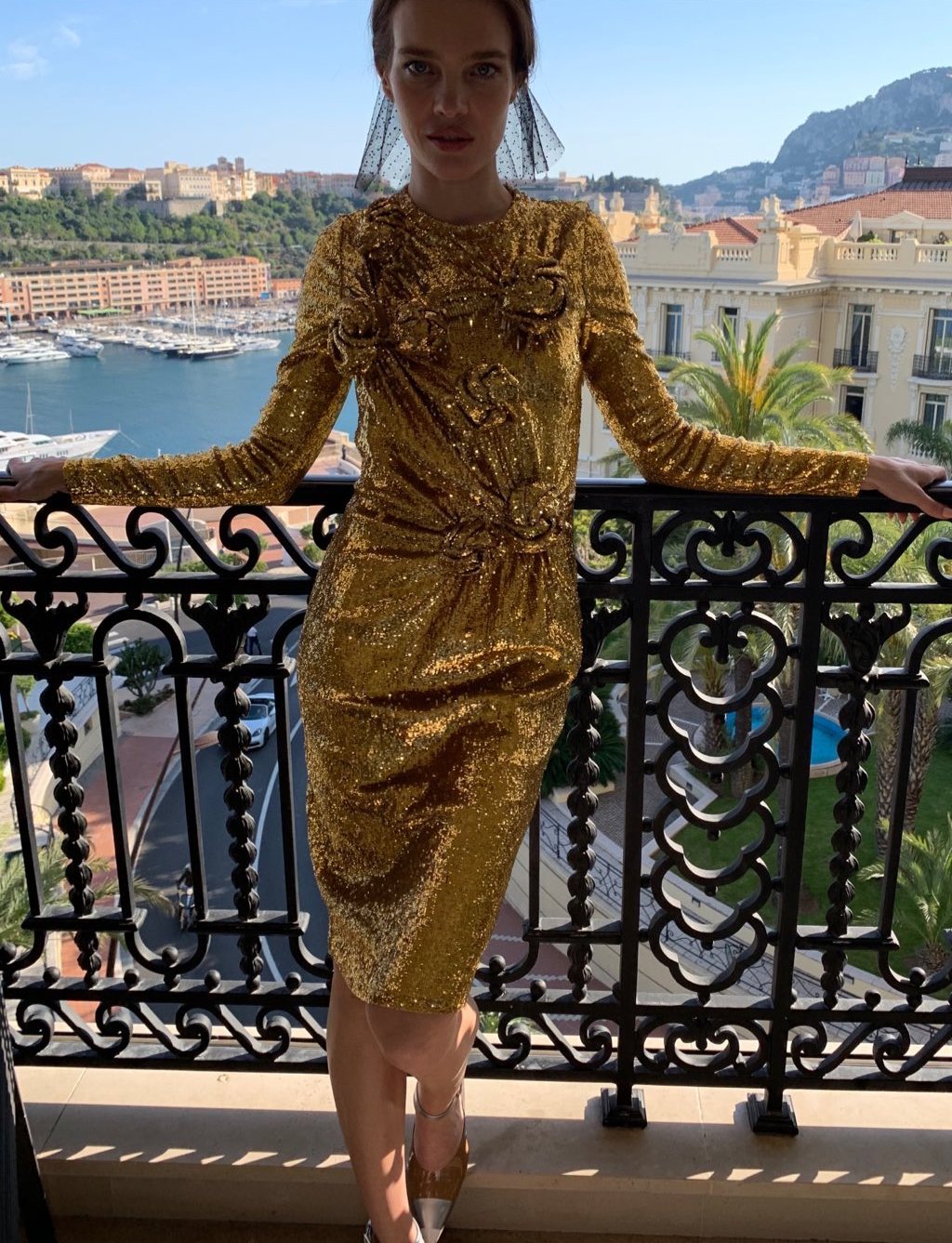 В золотом сиянии: Наталья Водянова отправилась в Монако в ослепительном платье Burberry