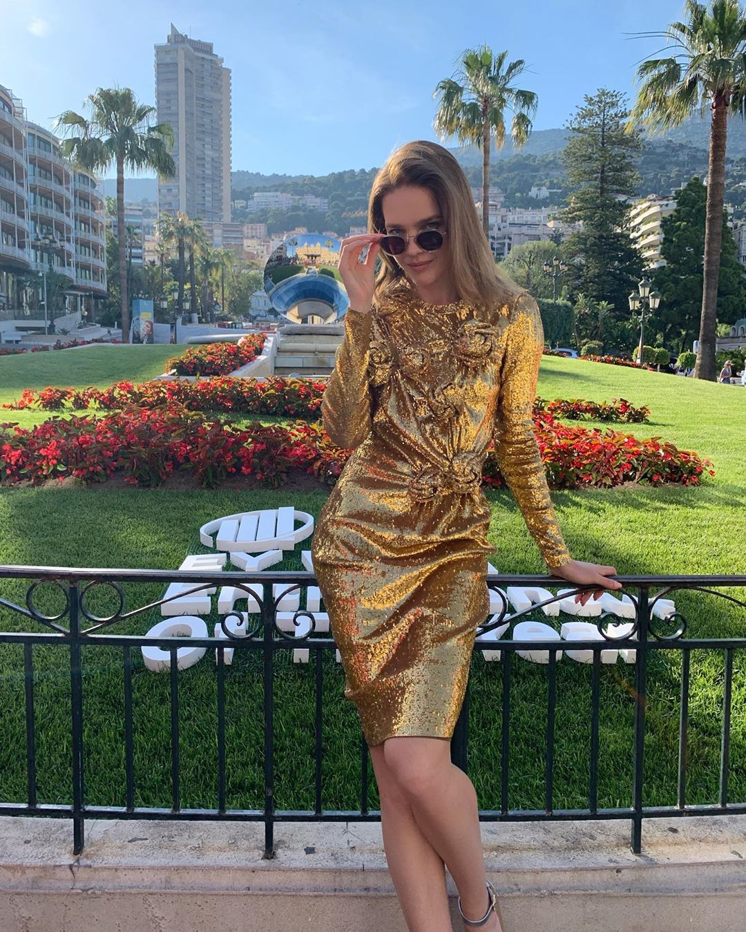 В золотом сиянии: Наталья Водянова отправилась в Монако в ослепительном платье Burberry