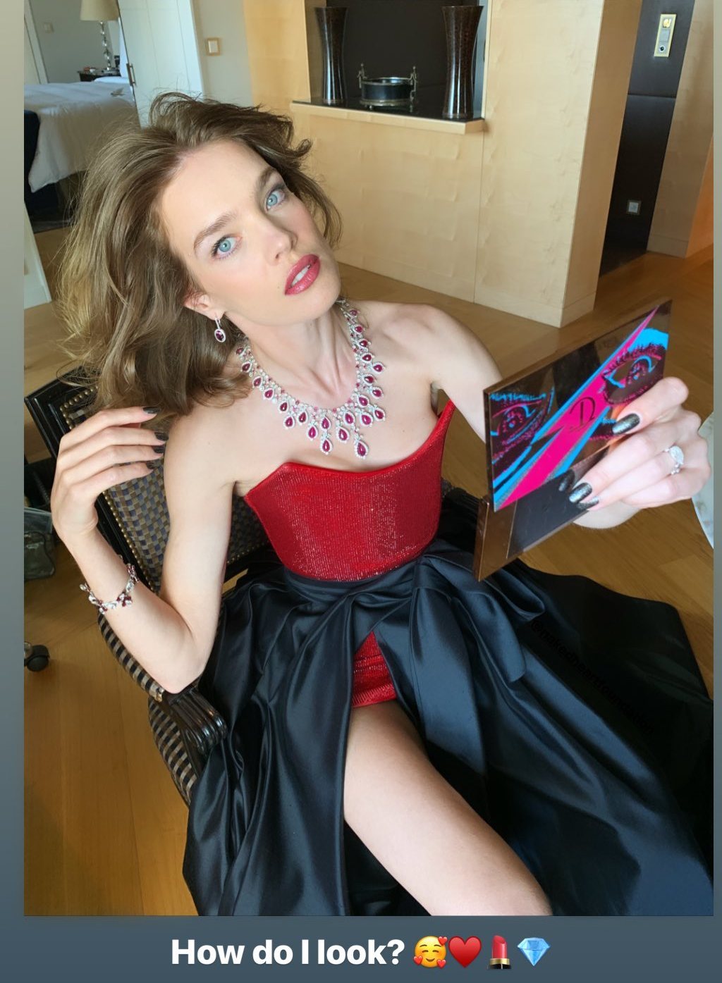 В красном мини со шлейфом: Наталья Водянова восхитила эффектным нарядом на благотворительном балу в Швейцарии