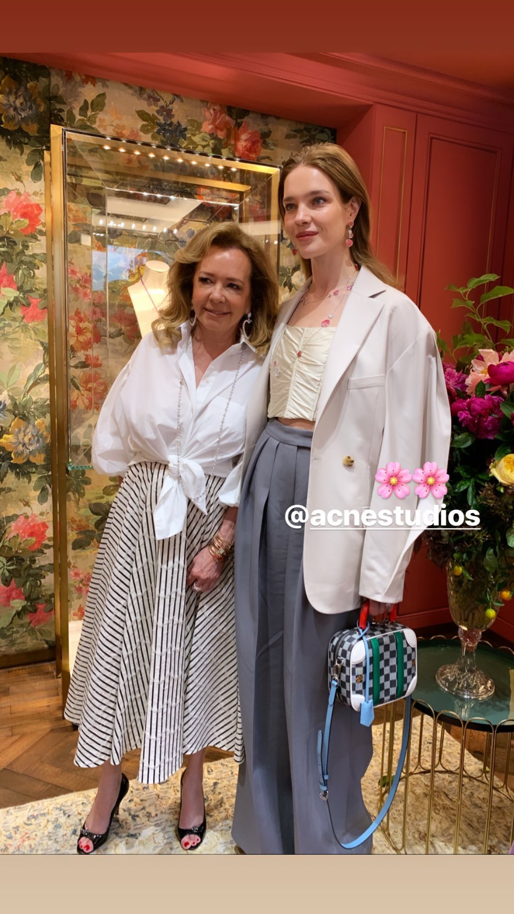 Британський шик: Наталія Водянова захопила елегантним вбранням і бездоганною фігурою на відкритті бутика Chopard