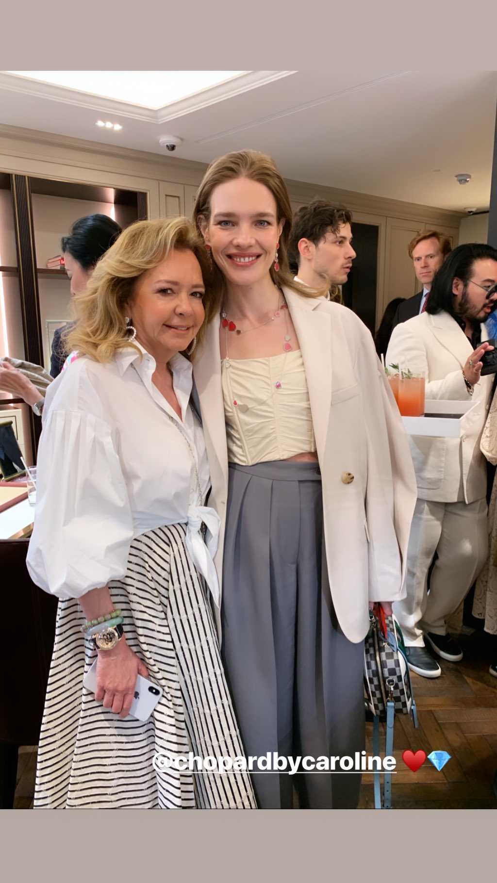 Британський шик: Наталія Водянова захопила елегантним вбранням і бездоганною фігурою на відкритті бутика Chopard