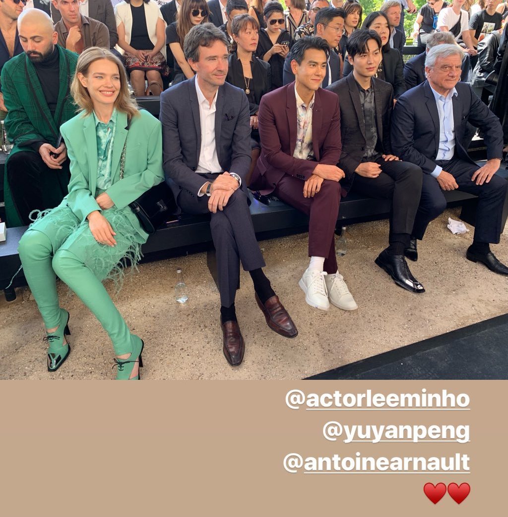 Хвиля свіжості: Наталія Водянова похвалилася розкішним м'ятним костюмом і квітучим виглядом