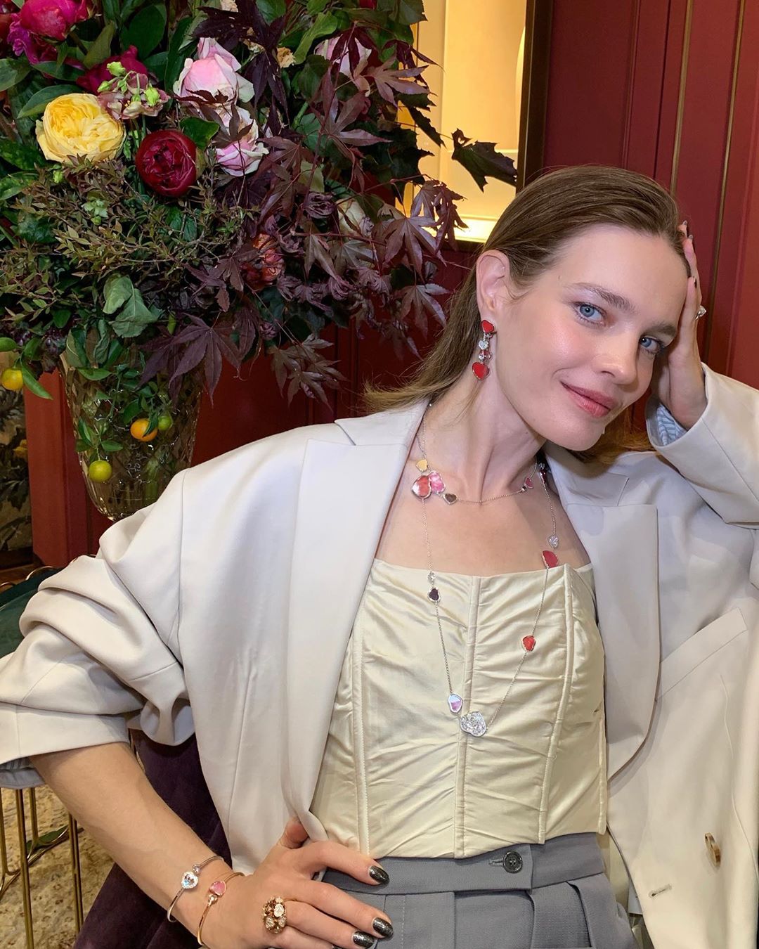 Британський шик: Наталія Водянова захопила елегантним вбранням і бездоганною фігурою на відкритті бутика Chopard