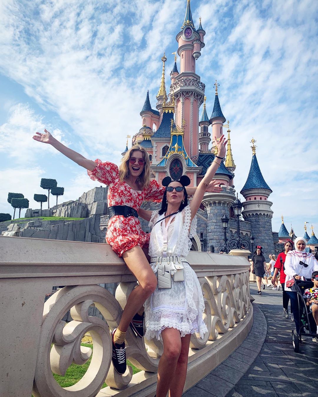 В дерзком мини и кроссовках: Наталья Водянова блеснула стройными ногами и тонкой талией