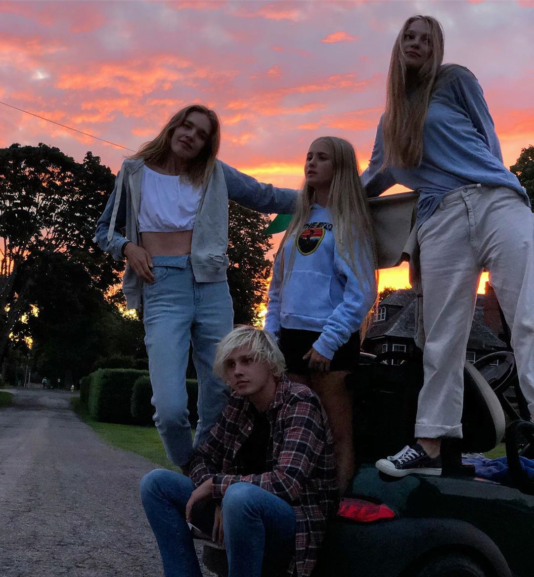 Це точно її діти? Наталя Водянова показала рідкісні фото з дітьми і здивувала молодістю