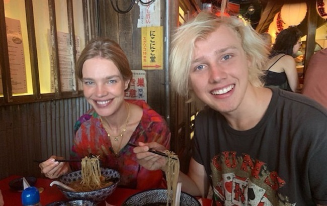 Она точно их мама? Наталья Водянова восхитила схожестью с подросшими детьми и молодостью