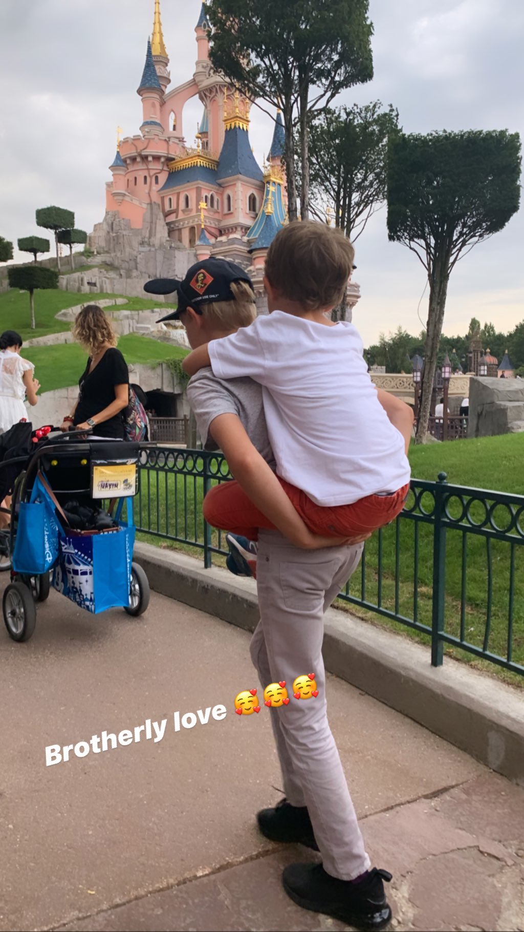 В дерзком мини и кроссовках: Наталья Водянова блеснула стройными ногами и тонкой талией