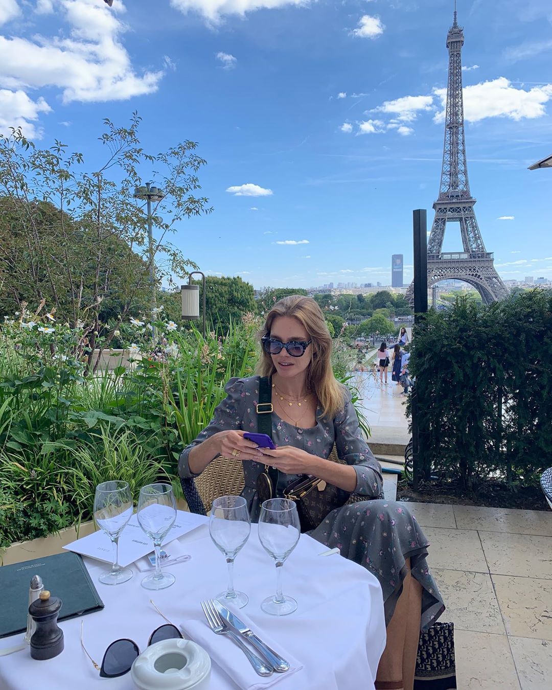 Очень по-французски: Наталья Водянова заворожила изысканным образом на фоне Эйфелевой башни