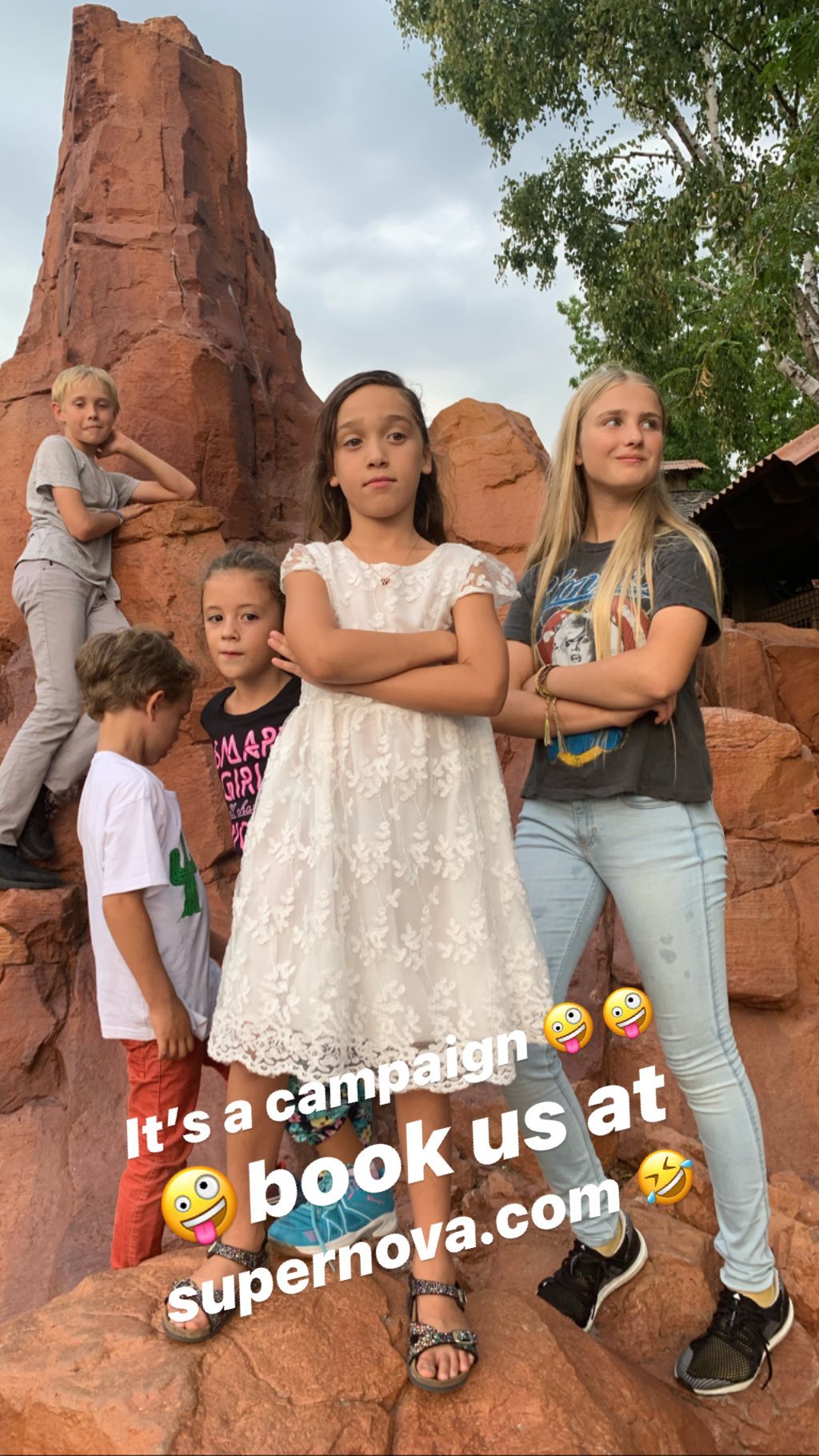 В дерзком мини и кроссовках: Наталья Водянова блеснула стройными ногами и тонкой талией