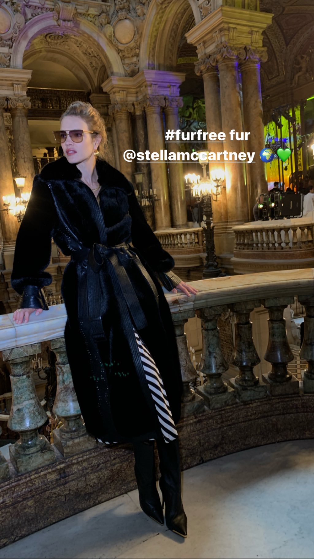 В пальто из экокожи и с полезным кофе: Наталья Водянова демонстрирует любовь к природе и здоровому образу жизни