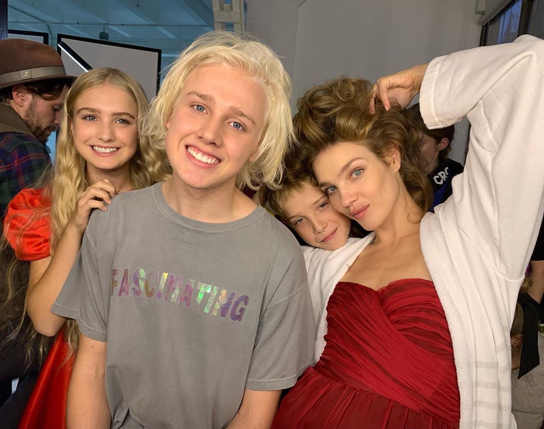 Словно младшая сестра: 37-летняя Наталья Водянова восхитила молодостью на фото со старшим сыном