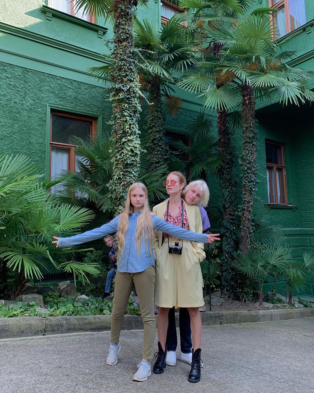 Счастливы вместе: Наталья Водянова показала редкие кадры с семейного отдыха с детьми