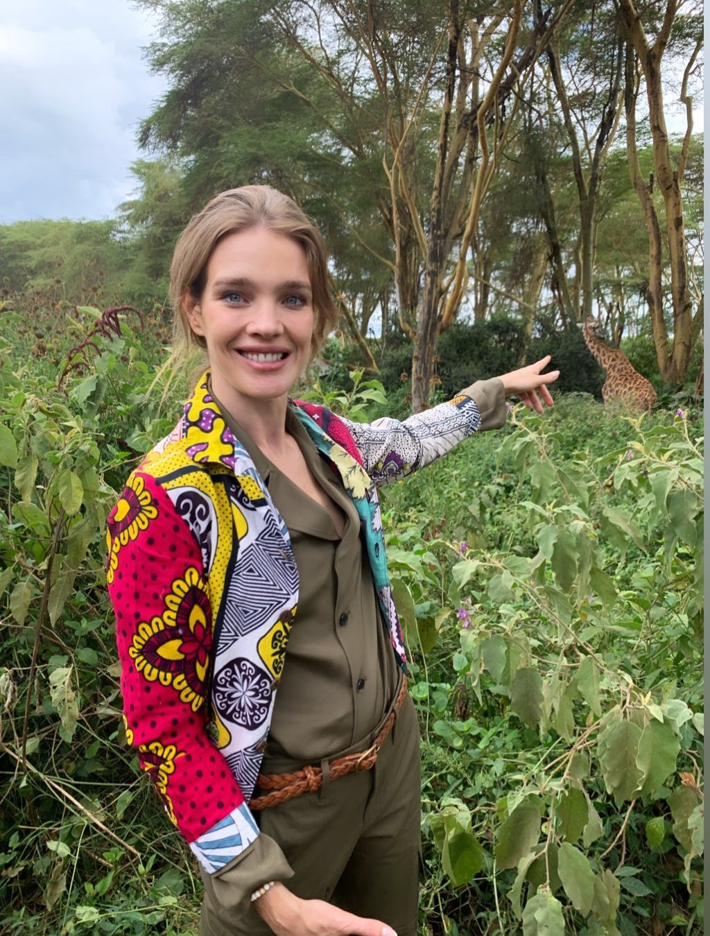 Модель і в Африці модель: Наталія Водянова захопила досконалим тілом в стильному комбінезоні