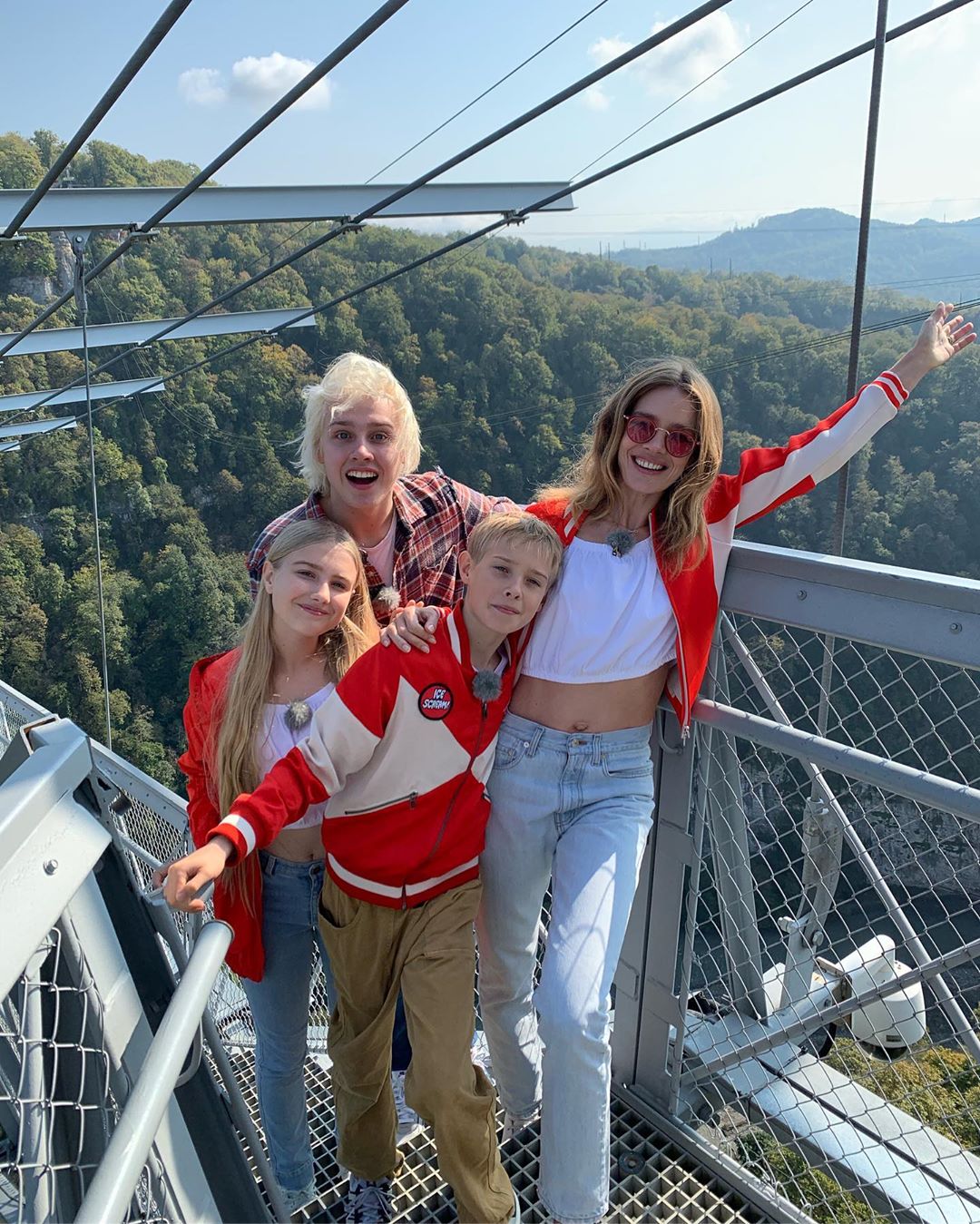 Наталья Водянова показала безупречную фигуру в стильном костюме и раскрыла секреты стройности