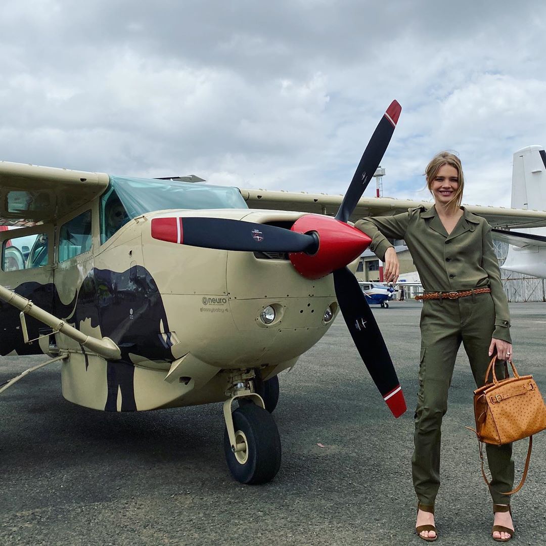 Модель і в Африці модель: Наталія Водянова захопила досконалим тілом в стильному комбінезоні