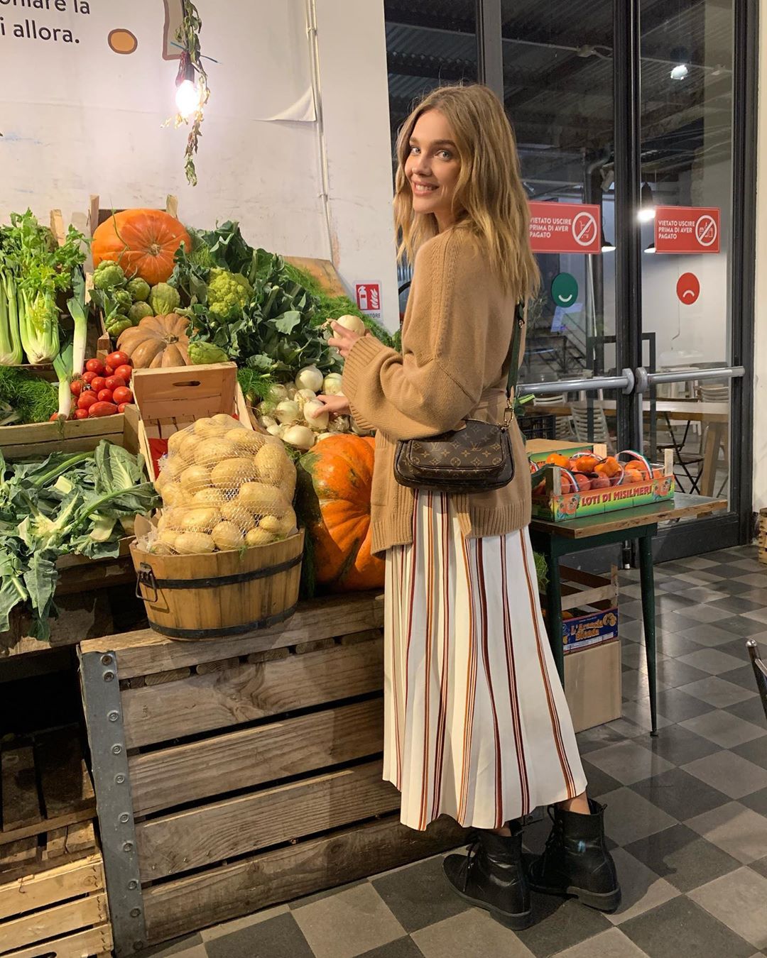 На рынке и с сумочкой Louis Vuitton: Наталья Водянова иронизирует над своим прошлым
