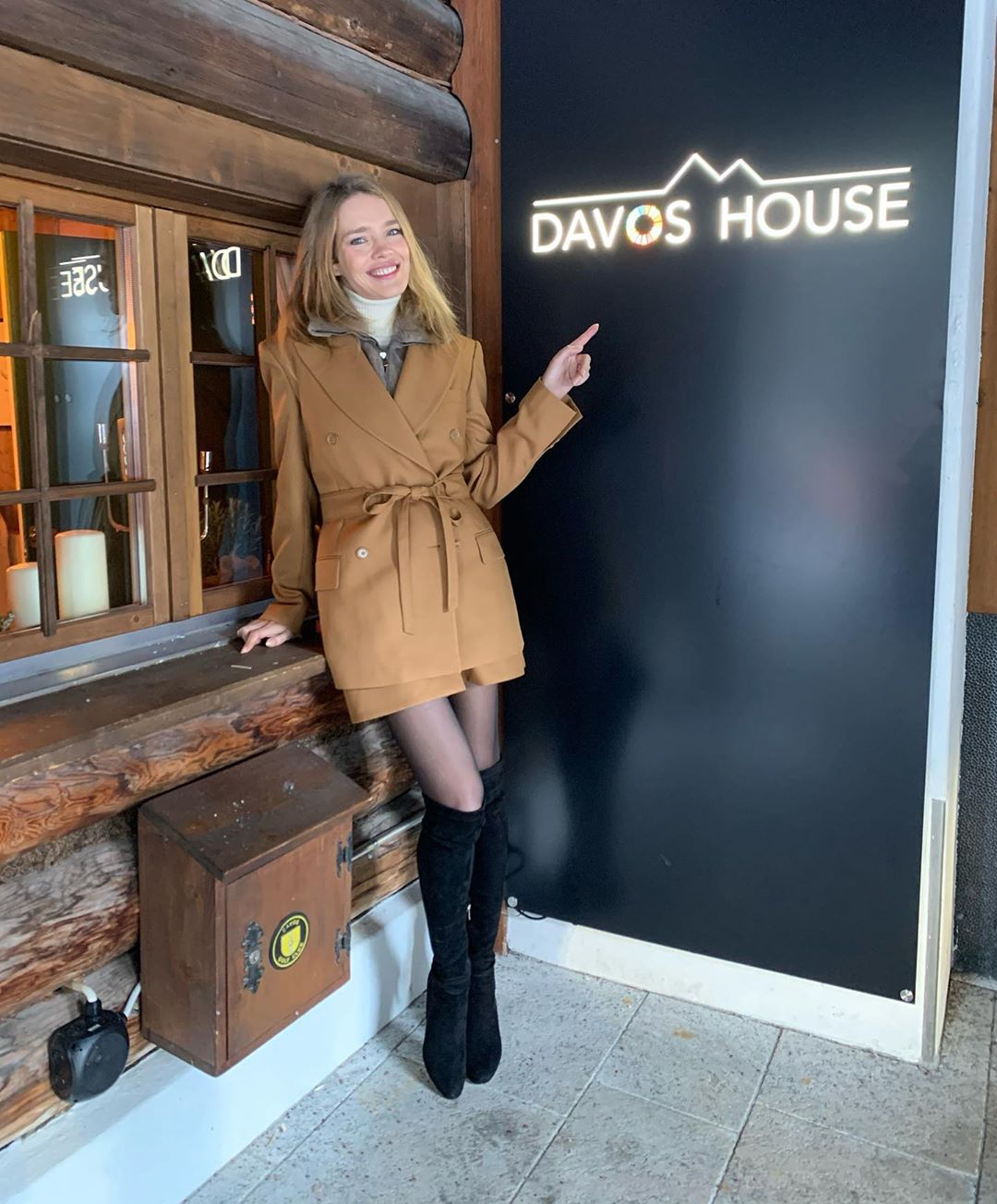 Міні і ботфорти на шпильках: Наталія Водянова блиснула стрункими ногами на форумі в Давосі