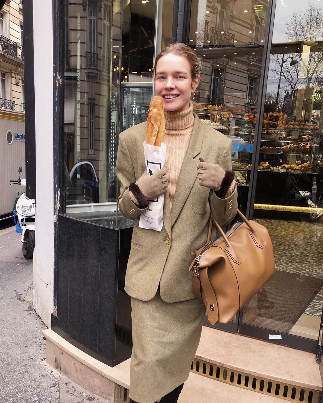 Ідеально на весну: Наталія Водянова захопила витонченою фігурою в наряді трендового відтінку