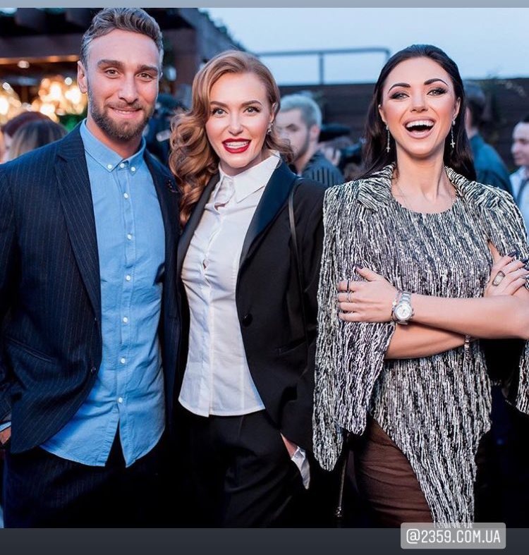 Изысканные леди: Слава и Вика из НеАнгелов покорили точеными фигурами на вечеринке Viva! Бал