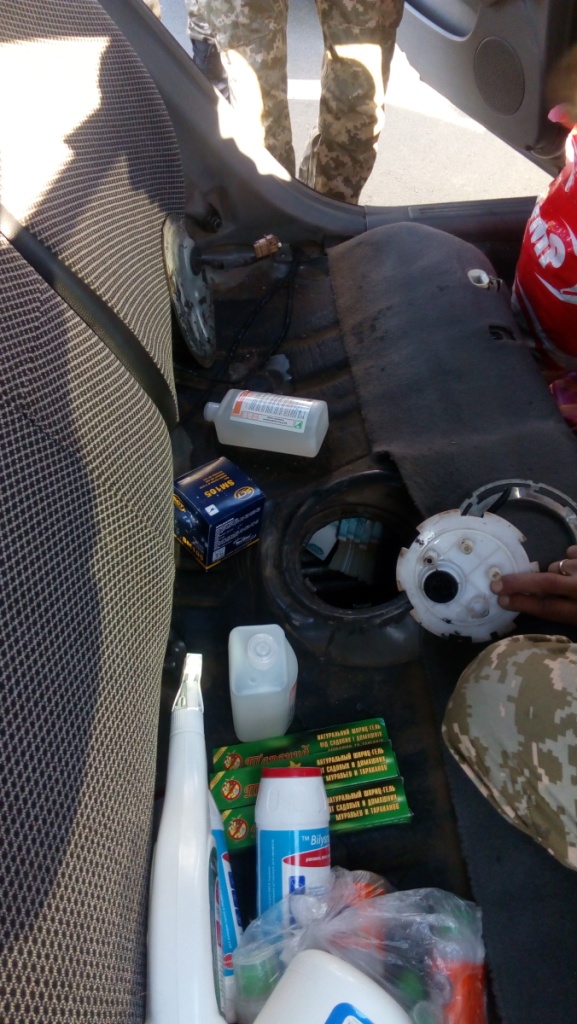 На КПВВ &quot;Зайцево&quot; обнаружили 10 млн российских рублей и 100 тысяч долларов