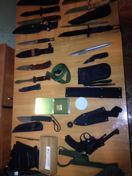 На кордоні з Молдовою затримали українця з 27 ножами і пістолетом