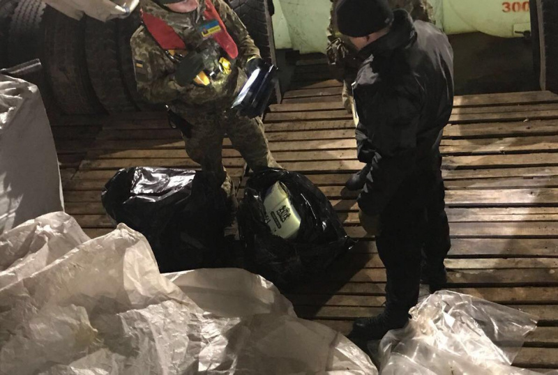 В Черном море задержано иностранное судно с более 1,7 тыс. ящиками сигарет