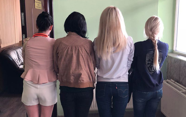 На кордоні затримано торгівця людьми, який намагався вивезти 4 українок до Польщі