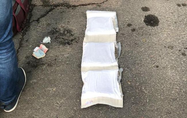 На кордоні зі Словаччиною в українця виявили 2,5 кілограми марихуани