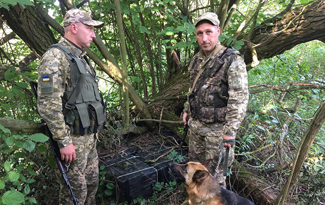 Майже 40 ящиків контрабандних сигарет виявлено на кордоні з Польщею та Румунією