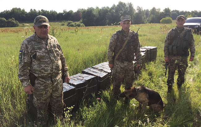 Майже 40 ящиків контрабандних сигарет виявлено на кордоні з Польщею та Румунією