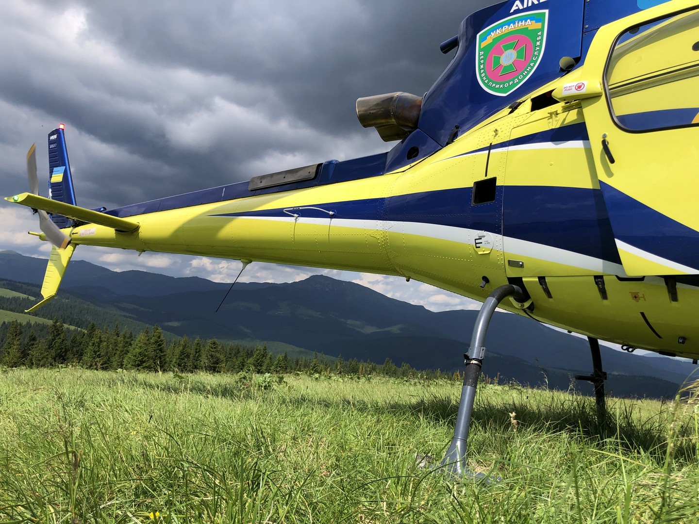 Пограничники показали, как на вертолете Airbus Н125 покорили Карпаты: завораживающее видео