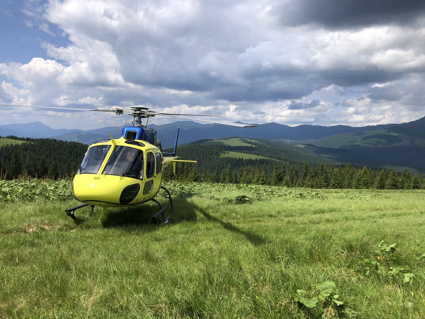 Пограничники показали, как на вертолете Airbus Н125 покорили Карпаты: завораживающее видео