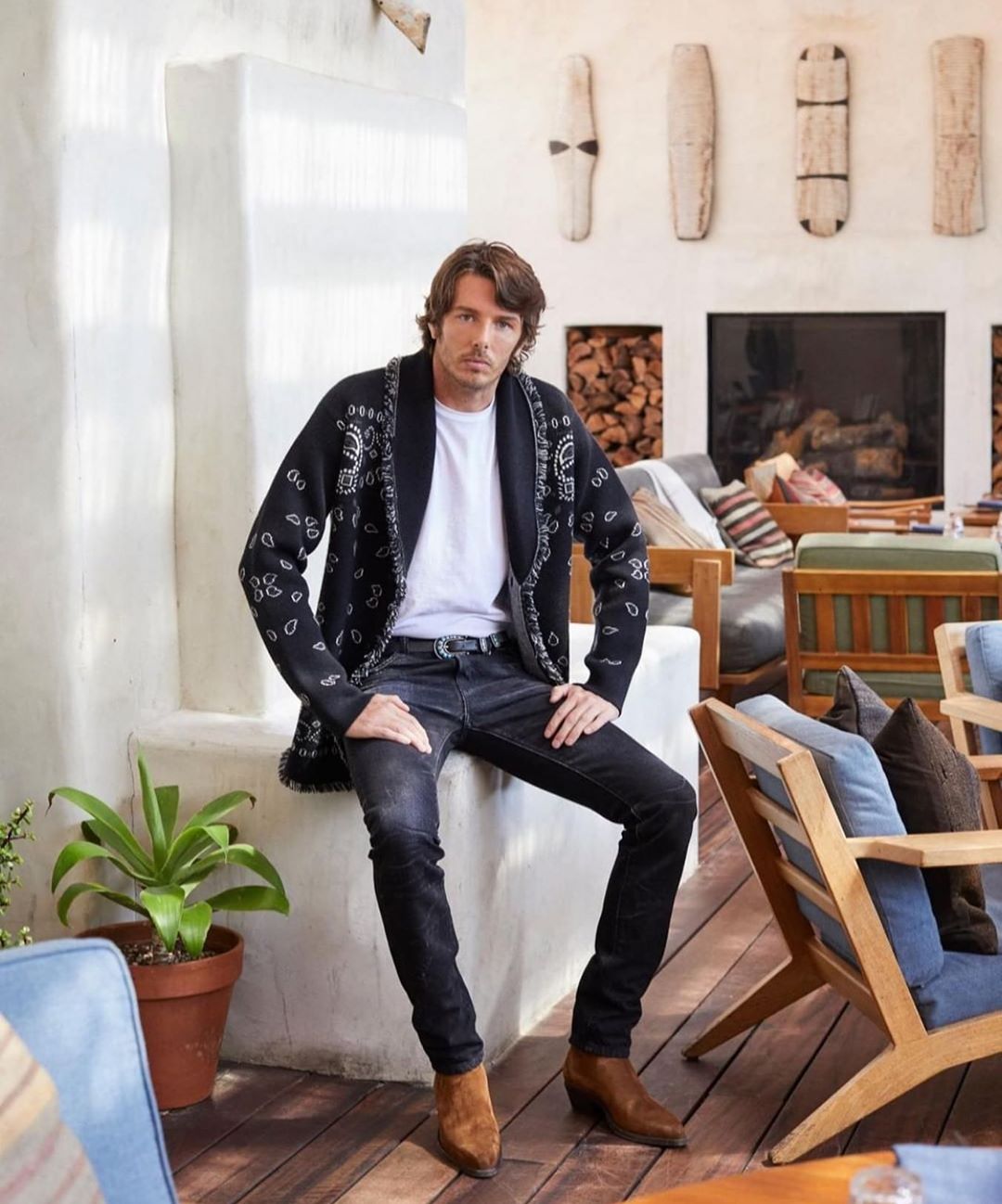 Роскошная Алессандра Амбросио соблазняет голой грудью и стройными ногами