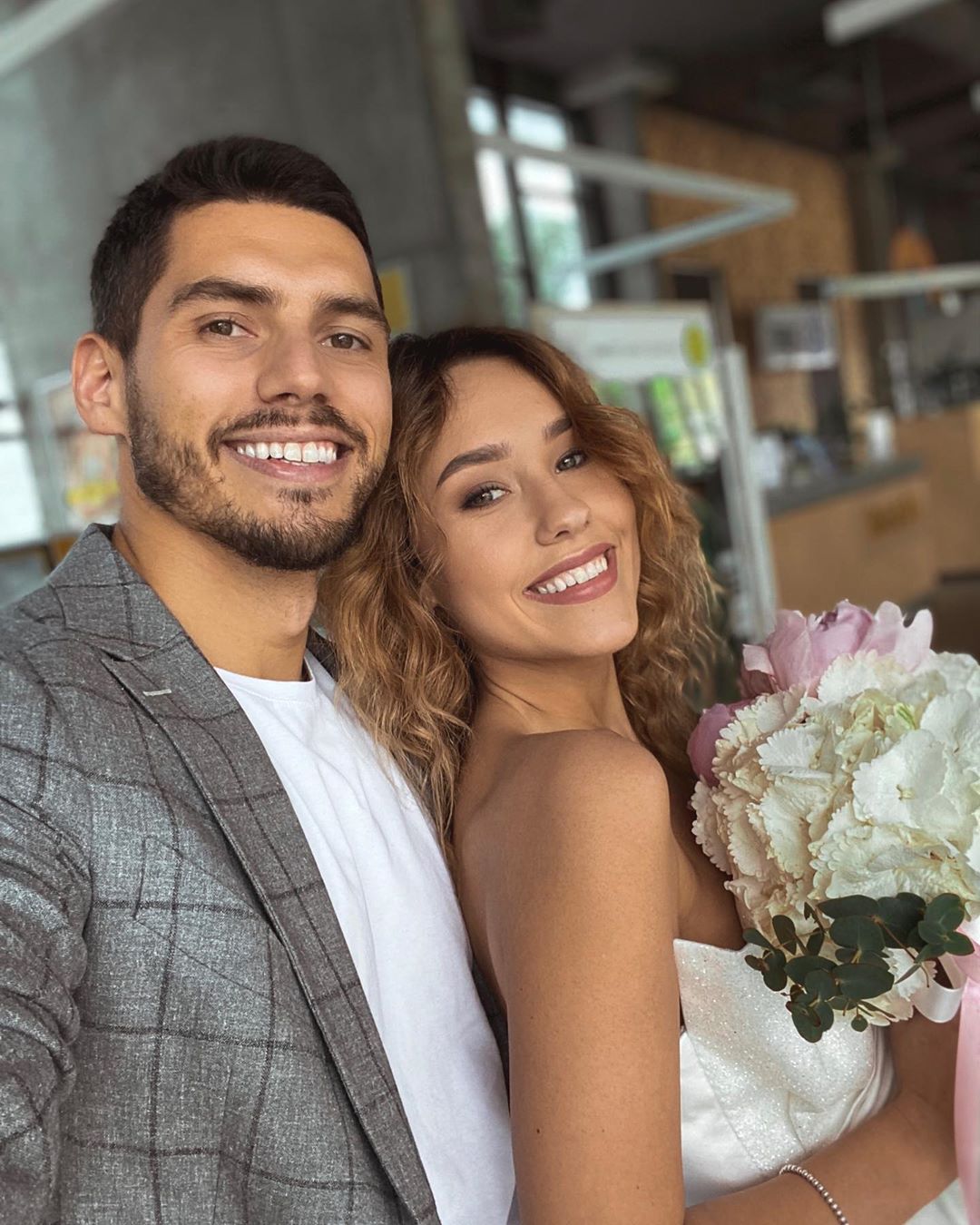 В камнях и золоте: Добрынин и Квиткова показали роскошные свадебные кольца