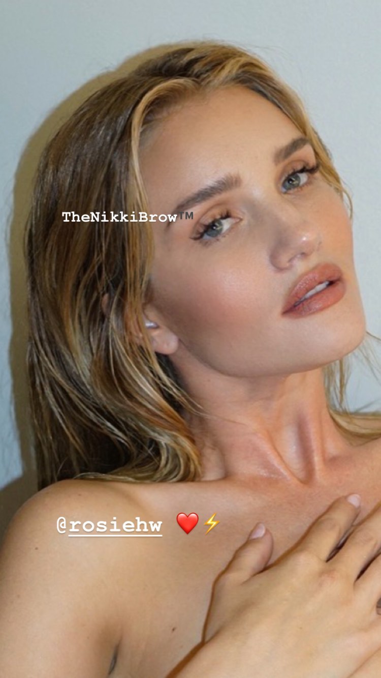 Дівчина байкера: Роузі Хантінгтон-Уайтлі спокушає гарячими кадрами з провокаційної зйомки