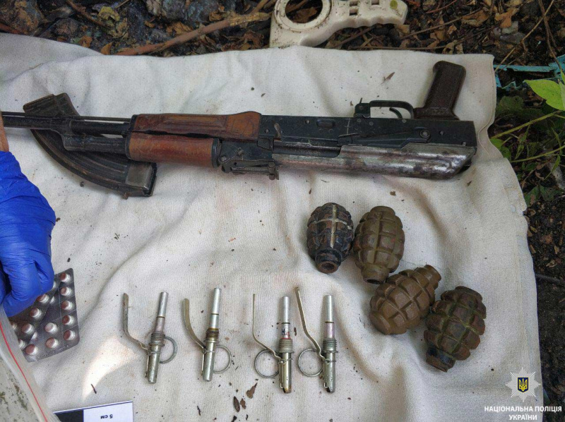 У Кривому Розі в гаражі місцевого мешканця виявили зброю та наркотики