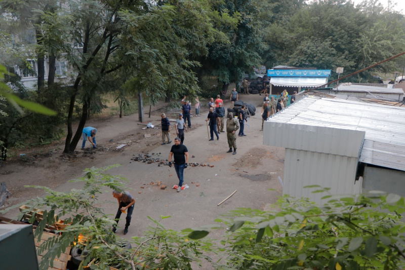 В Днепре произошла драка с муниципальной стражей из-за сноса МАФов